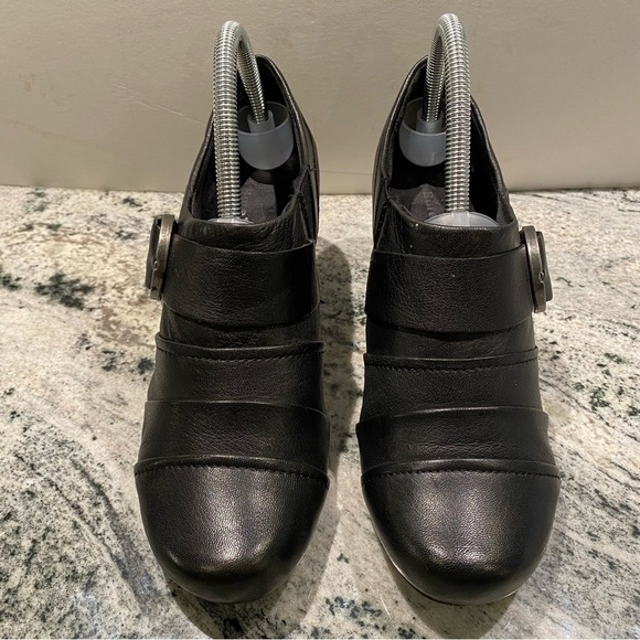 BARETRAPS Black Women 8.5M Tasha Leather Booties Slip 0n heels Side metal buckle - Picture 1 of 14